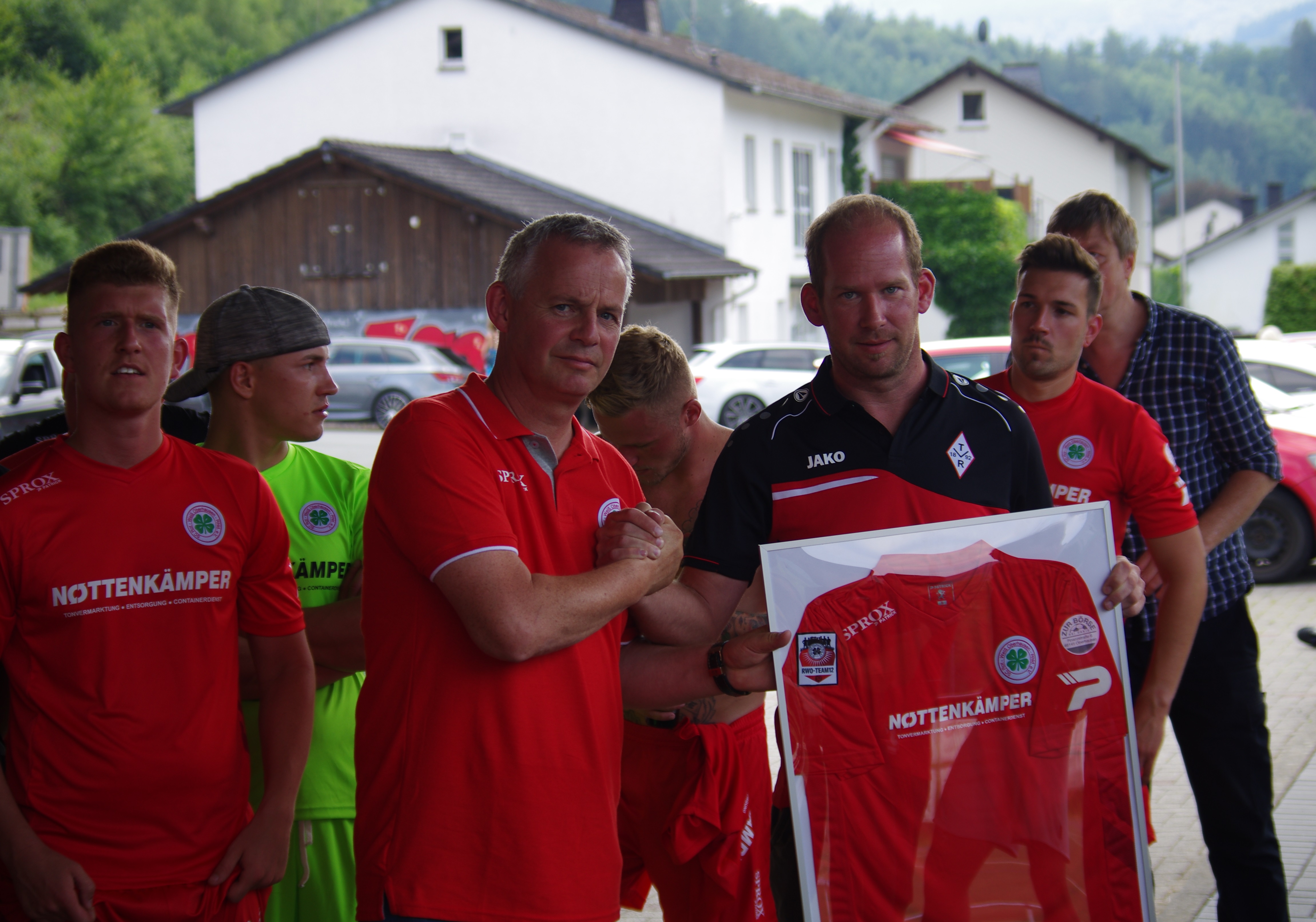 Übergabe Präsent RWO Team12