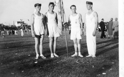 Image Vier aktive Turner des TV Rönkhausen mit Fahne beim Gauturnfest 1951 in Plettenberg